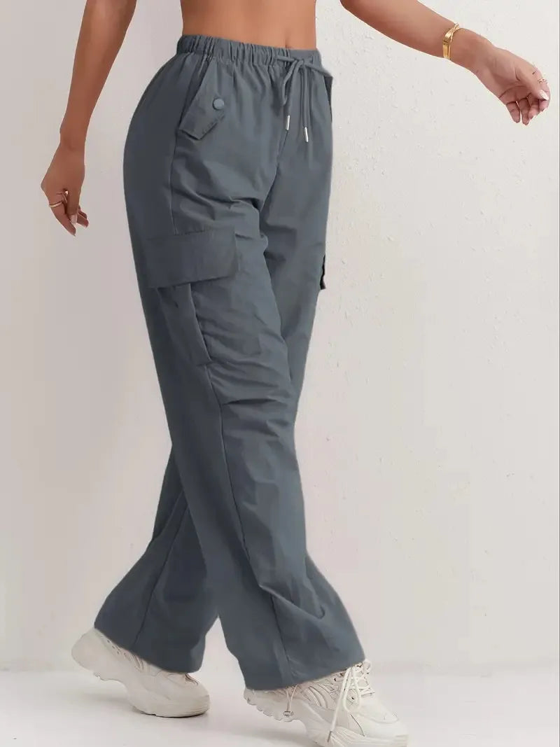 Utility meets style. Our high-waisted cargo pants feature a sleek drape & quick-dry fabric for effortless, modern comfort.