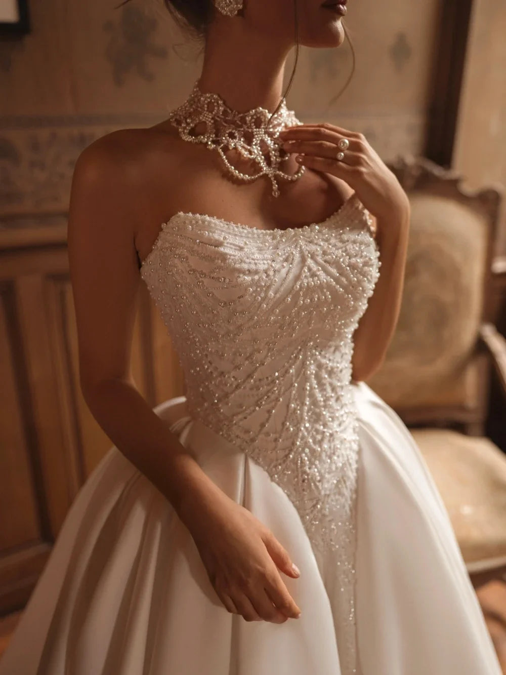 Elegant Pearls Strapless Wedding Dress Delicate Princess Women Buttons Back Bride Dresses Court Train Ball Gown Customized Robe