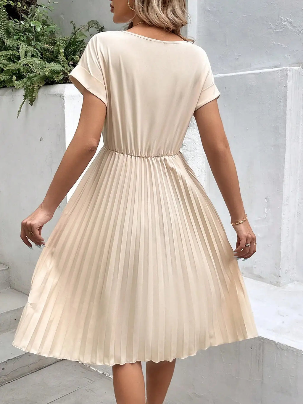 Cross border European and American women's fashionable and elegant ruffled sleeve pleated dress