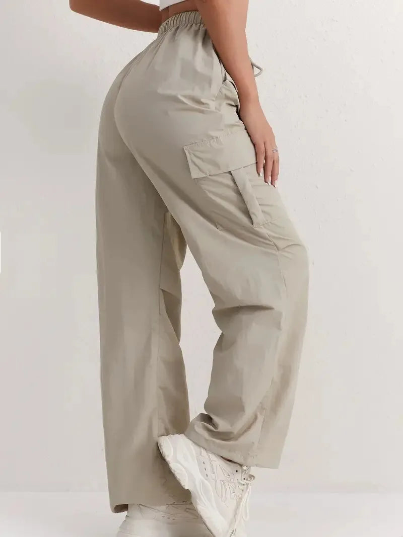 Utility meets style. Our high-waisted cargo pants feature a sleek drape & quick-dry fabric for effortless, modern comfort.