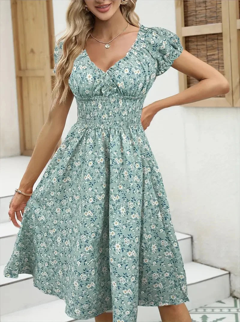 Vintage floral dress with fluffy cuffs and pleated waist cinching, suitable for women's summer beach wear and summer parties