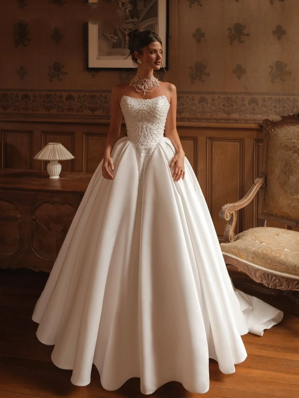 Elegant Pearls Strapless Wedding Dress Delicate Princess Women Buttons Back Bride Dresses Court Train Ball Gown Customized Robe
